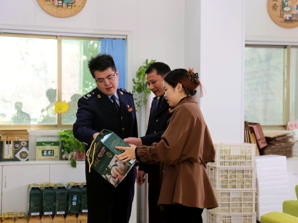 五华税务开展“税惠助农迎新春”宣传活动