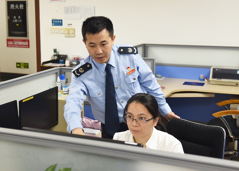 平远县税务局工作人员对供电企业进行光伏开票业务辅导