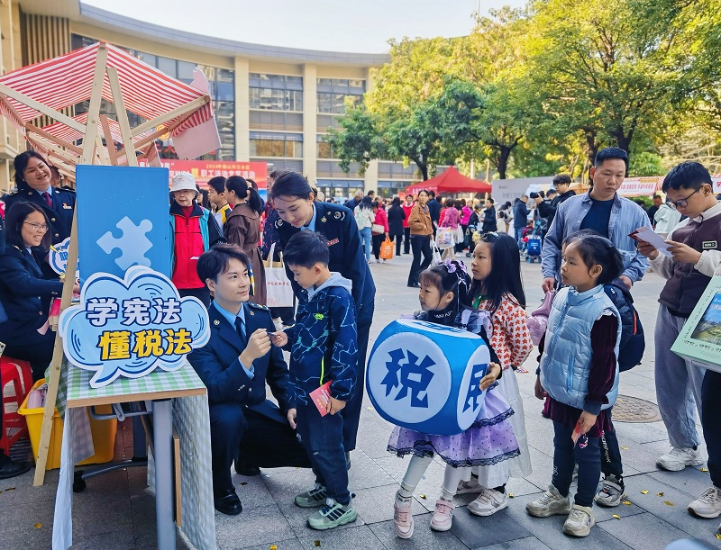 税务局开展普法宣传活动