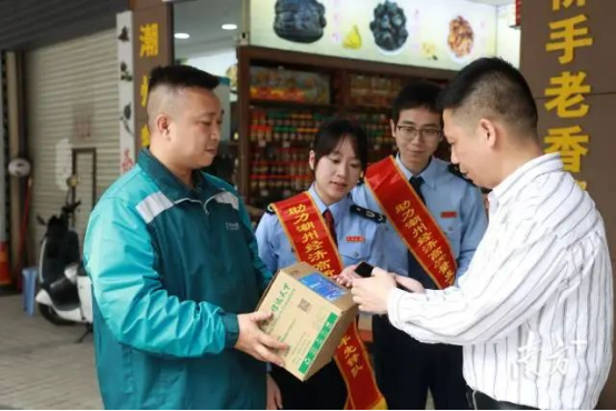 南方+：包装盒上贴政策、税务人员送快递，湘桥税宣真会玩！