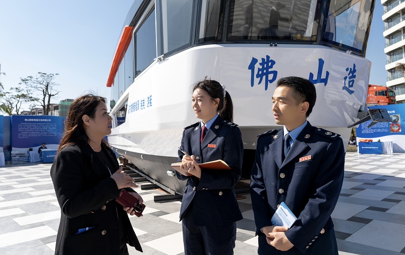 国家税务总局佛山市高明区税务局组织干部走进西江游艇文化嘉年华活动现场开展政策宣传