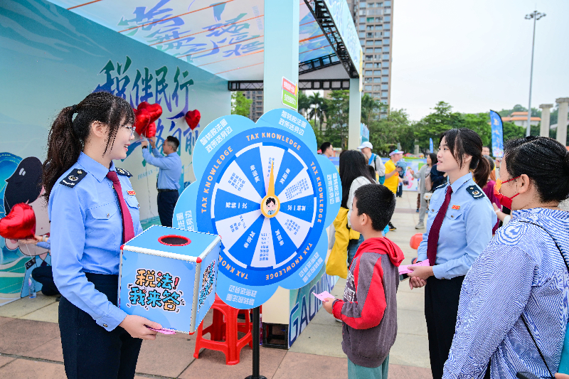 国家税务总局佛山市税务局在“美丽佛山 一路向前”2026佛山50公里徒步活动现场设置税法宣传点，向市民宣传税费政策