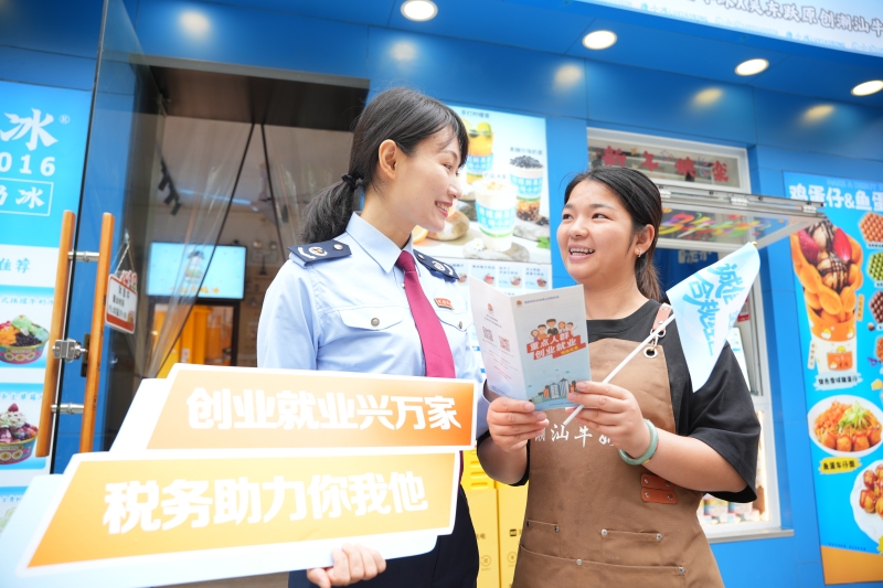 国家税务总局佛山市三水区税务局走进当地美食街宣传税费政策