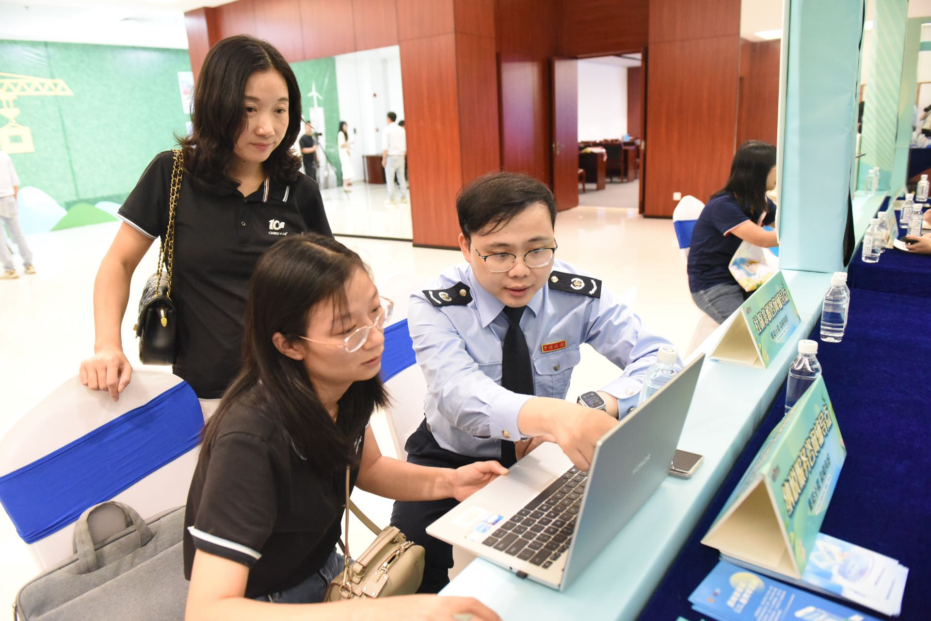 【仲恺】仲恺税务：“春雨润苗”助小微 暖心服务护成长