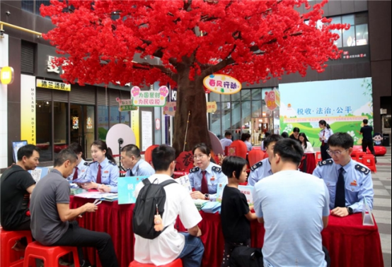 鹤山：税宣春风进商圈 合规理念入心田 鹤山市税务局正式启动第35个全国税收宣传月
