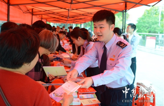 中国报道：普宁税务：“宪”在行动 “税”在身边