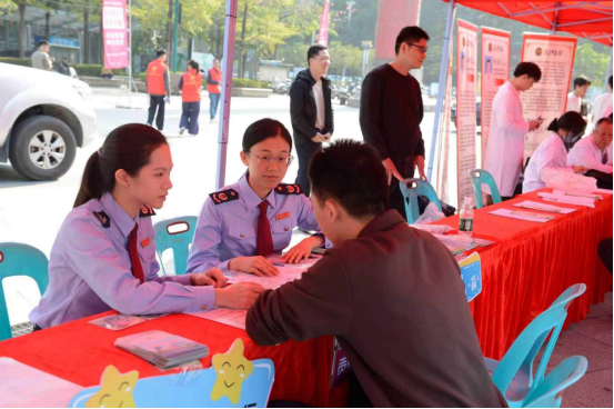羊城派：“普税面对面”小分队走进国际志愿者日主题市集