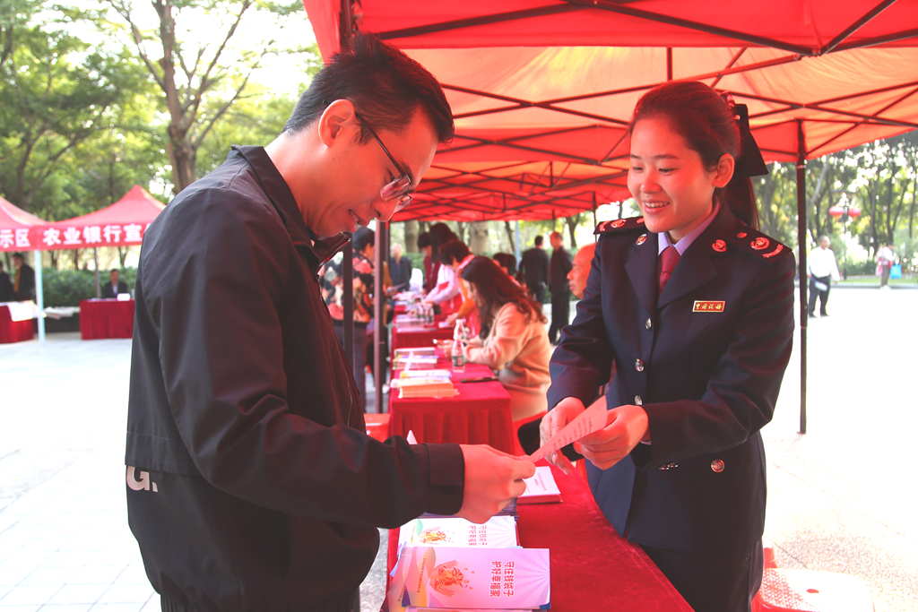 五华：“税务蓝”添彩“宪法红” 五华税务开展“国家宪法宣传日”活动