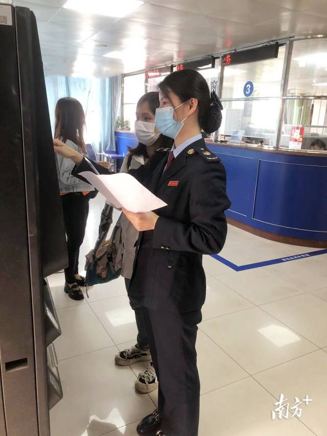 导税人员指导市民办理社保服务