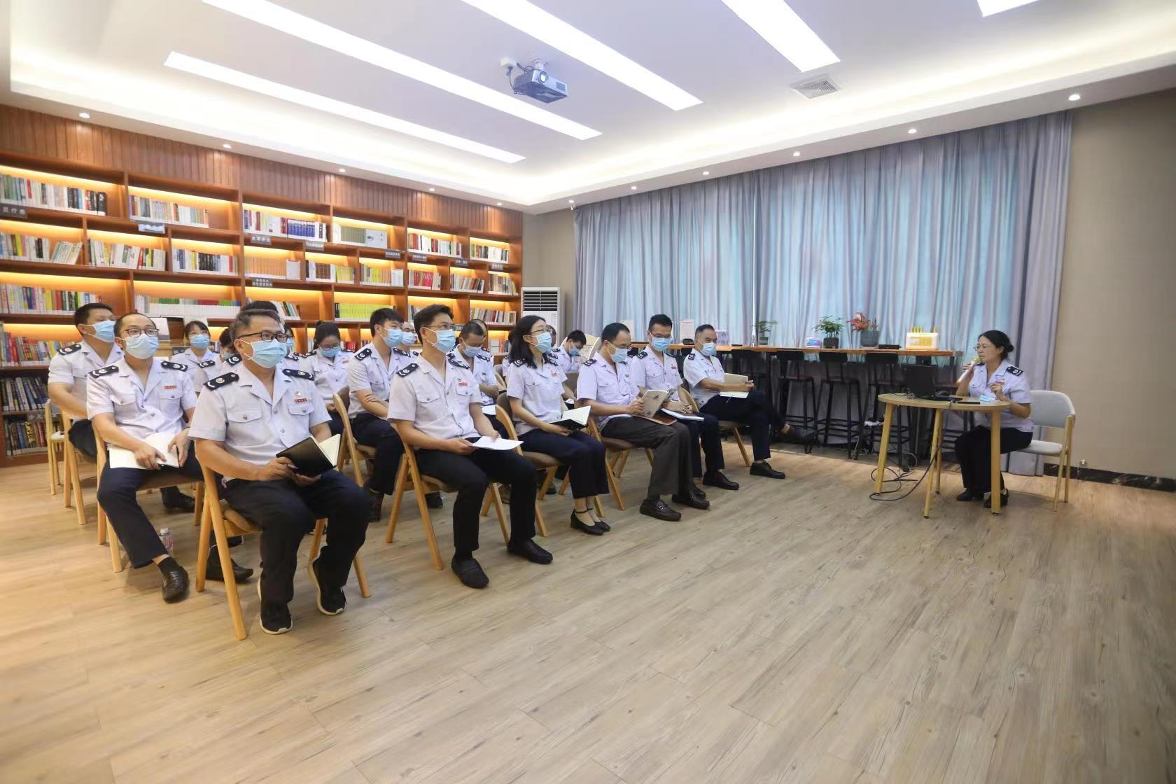 清新区税务局复杂涉税事项应对小组组长冯少勤在案例课堂上向大家分享相关工作经验