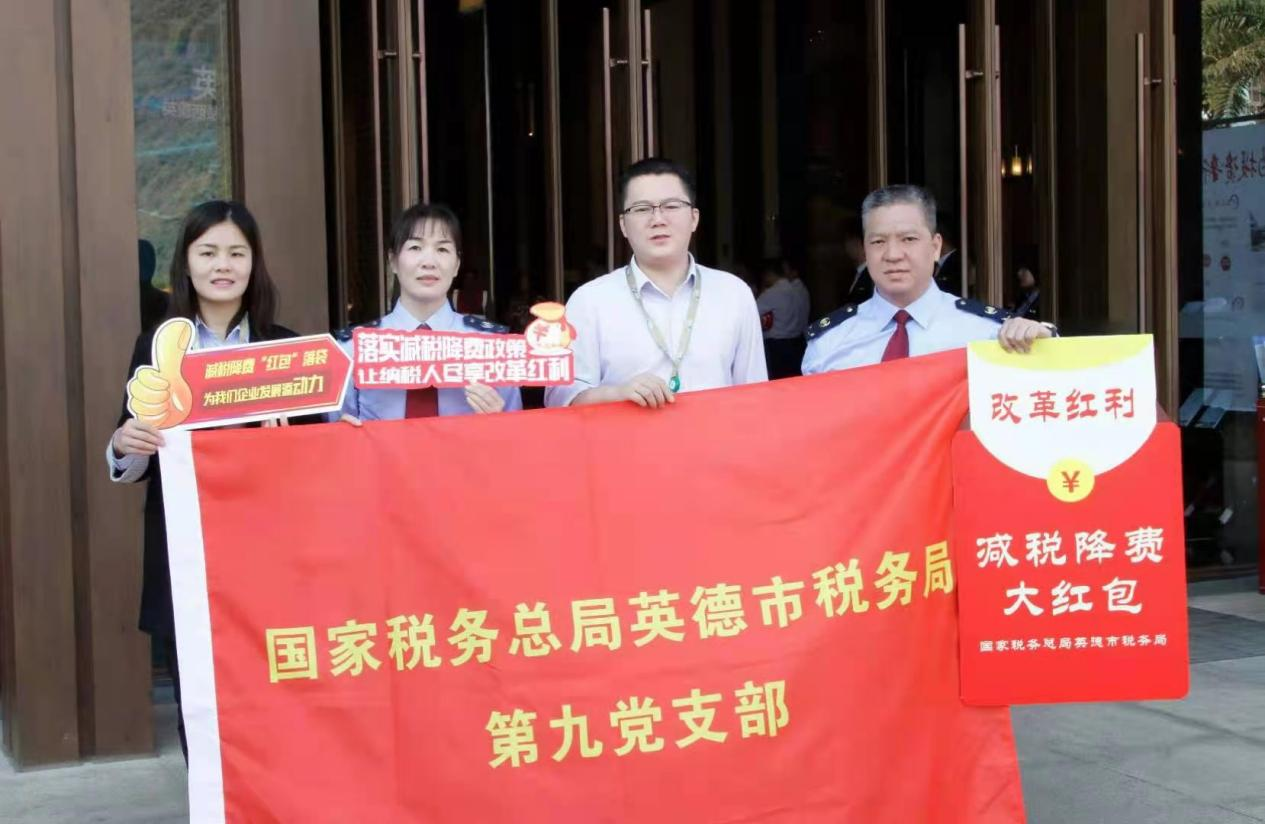 马银英（左二）到企业调研，为企业送上减税降费政策红包