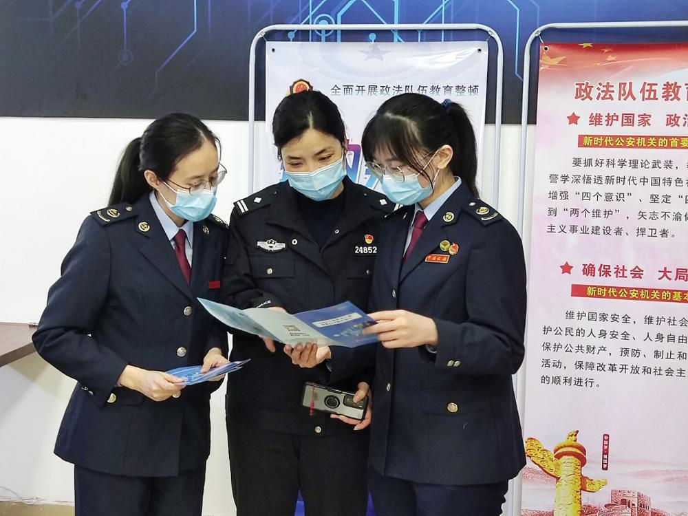 &nbsp;阳山”巾帼红“志愿服务队在个税扣缴单位开展上门辅导和答疑服务