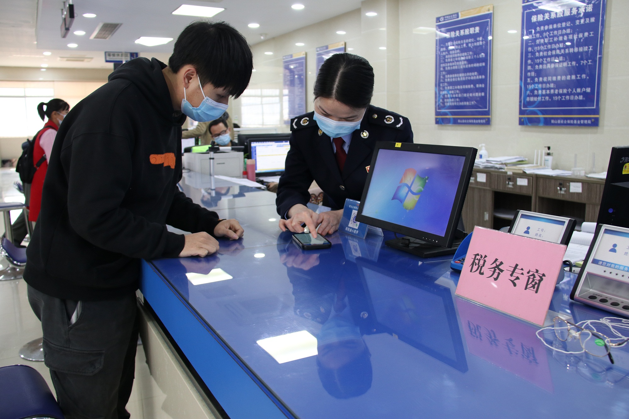 近日，阳山县税务局、县人社局建立起协同工作机制，正式推出“一厅联办”跨部门业务
