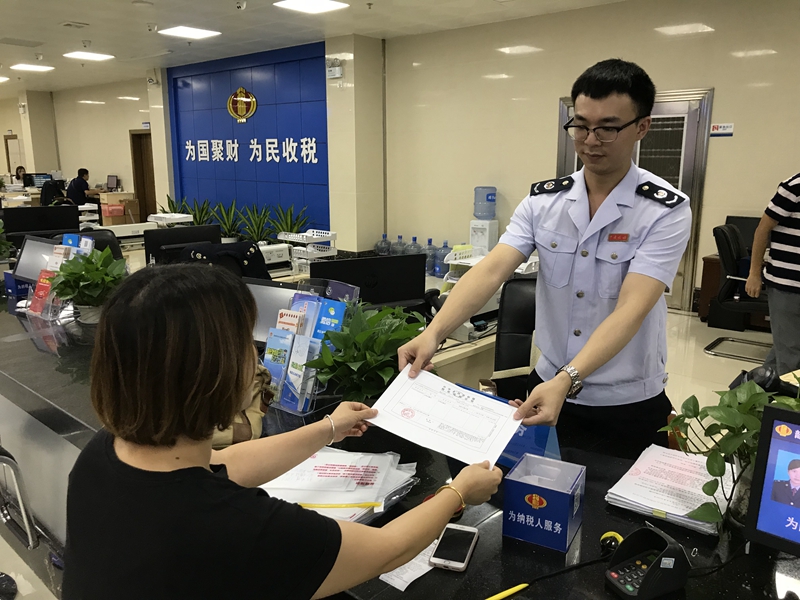 群众在办税服务大厅办理业务.浈江区税务局提供