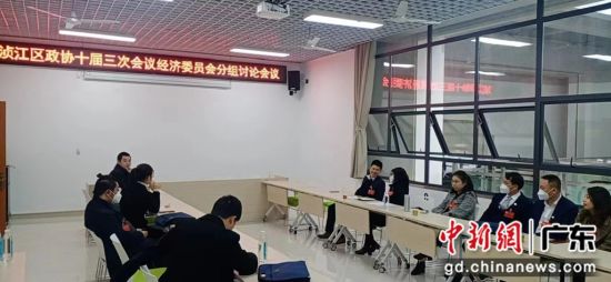 政协第十届韶关市浈江区委员会第三次会议分组讨论现场谈“便民办税春风行动” 作者 通讯员 供图