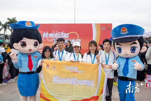 税宣“跑”进“汕马”跨区域联合税收宣传在欢乐中优服务提效能IM电竞(图3) 税宣“跑”进“汕马”跨区域联合税收宣传在欢乐中优服务提效能IM电竞(图3)