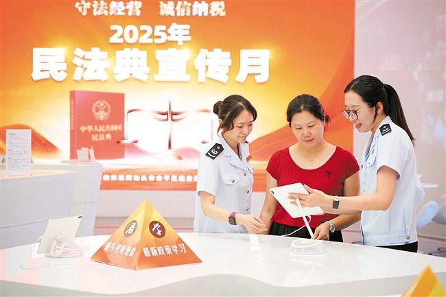 “潮”味十足 创新普法宣传——金平税务部门开展民法典和税法宣传活动