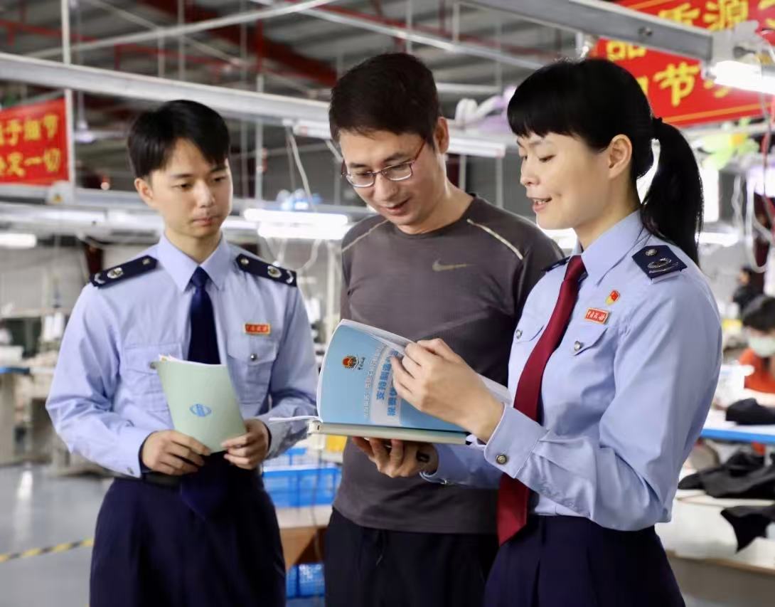 【中国税务报】“惠企暖企先锋队”成员前往服装企业开展政策辅导