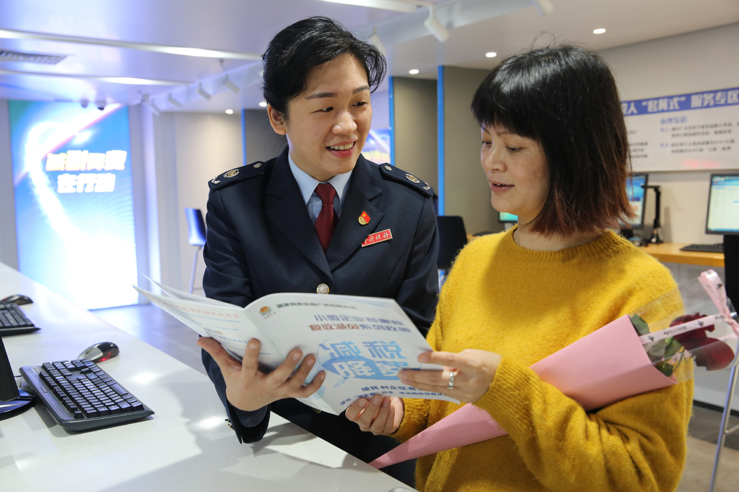 巾帼文明岗党员为纳税人讲解减税降费政策