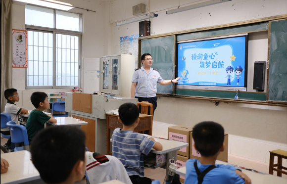“小税滴”青年志愿服务队