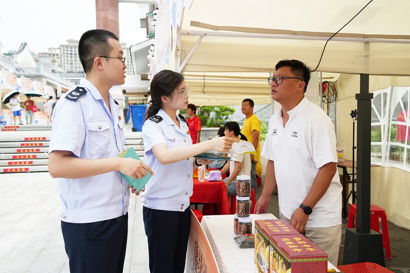 罗定税务“流动服务队”走进非遗美食节