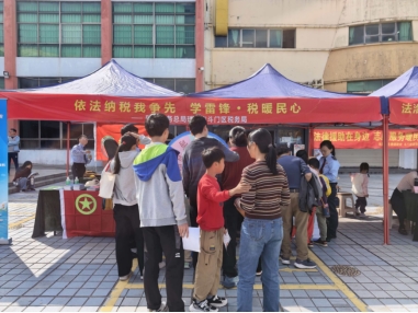 斗门区局开展“依法纳税我争先 学雷锋·税暖民心”税费政策宣传活动