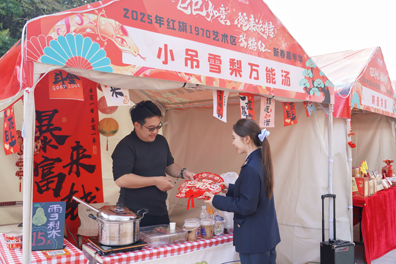 税务部门走进春节“花市”