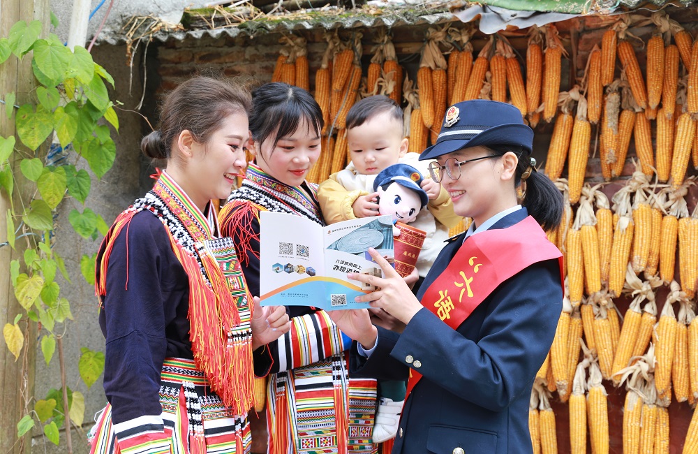 “六语”服务 传递民族团结温情