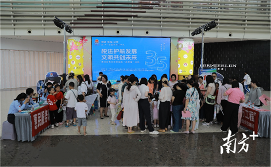 赤坎区税务局开展税法宣传暨文明实践 “进商圈”活动