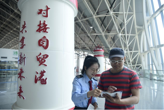 税通陆海 畅联八方 <br>广东“税动能”激活西部陆海新通道“出海口