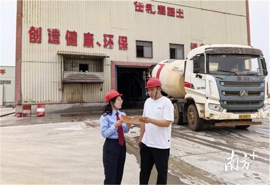 南方+：税法宣传面对面，雷州市税务局精准辅导护航企业发展